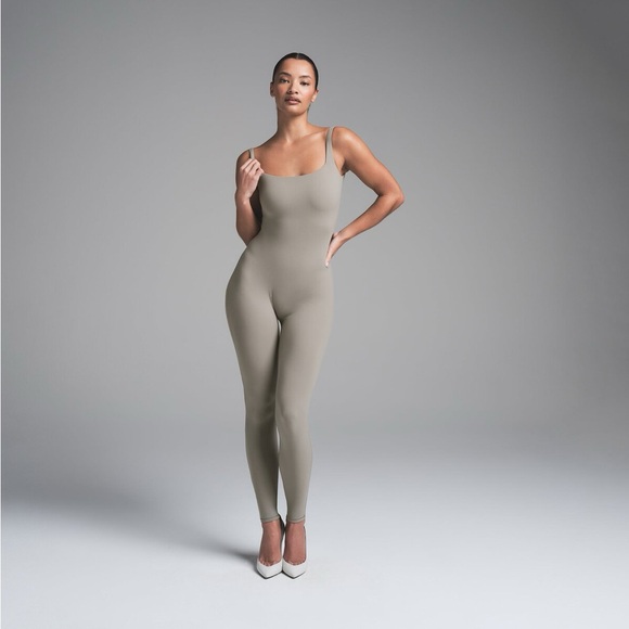 SKIMS FITS EVERYBODY LOW BACK ONESIE - SMOKE - Picture 3 of 6